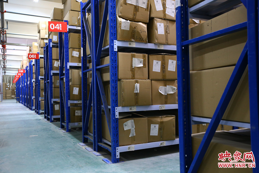 整齊的貨架上放滿(mǎn)了等待出廠(chǎng)的貨物