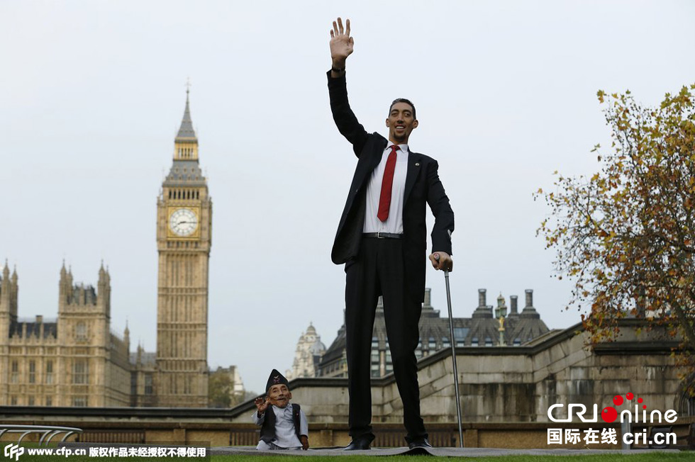 當地時間2014年11月13日，英國倫敦，世界上最矮的男子錢德拉·巴哈杜爾·唐吉與世界上最高的男子蘇