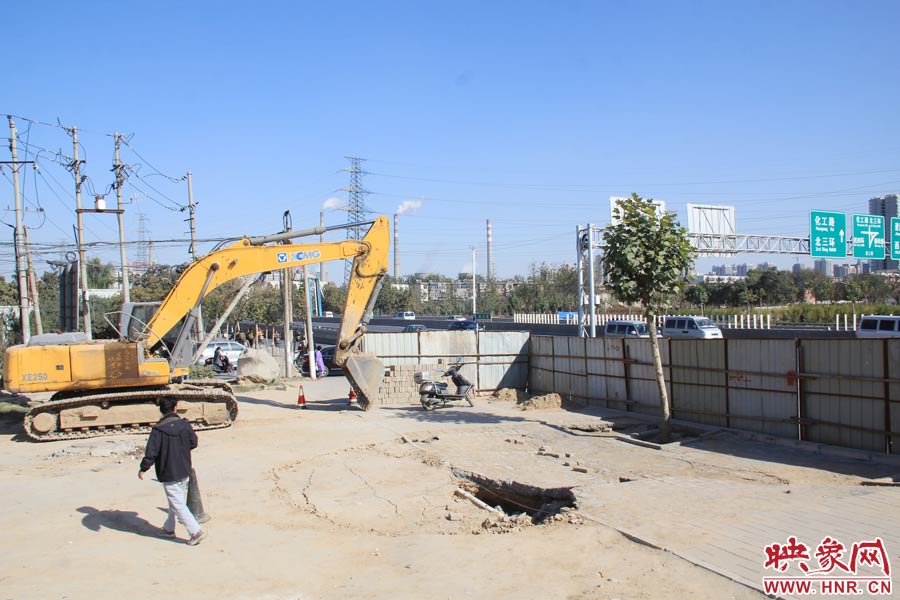 塌陷的面積約50平米,有兩個明顯大坑。