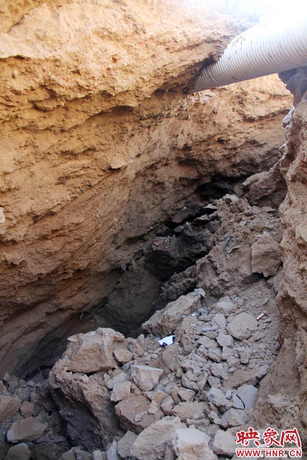 坑內(nèi)堆積著一些碎土和磚塊。