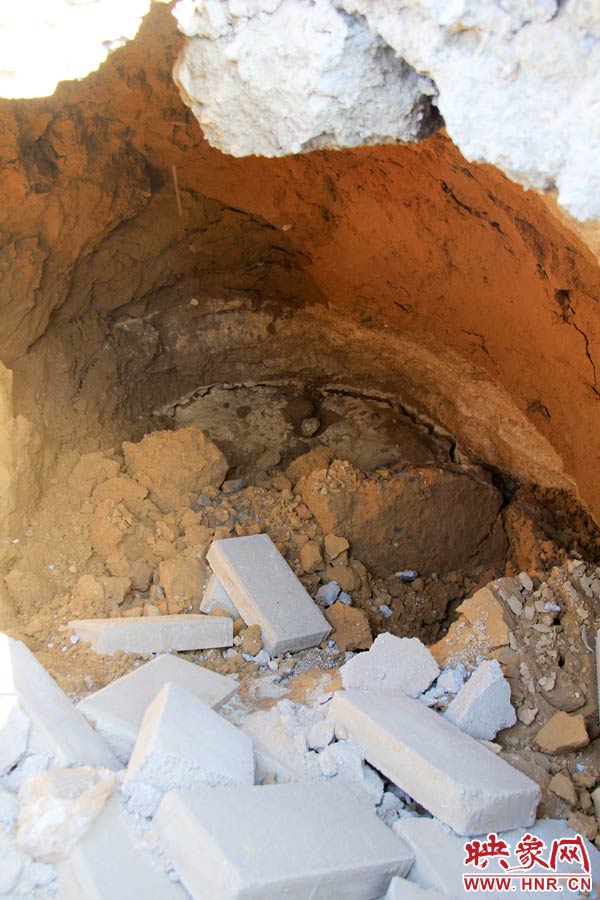 坑內(nèi)存有積水浸泡過的痕跡。