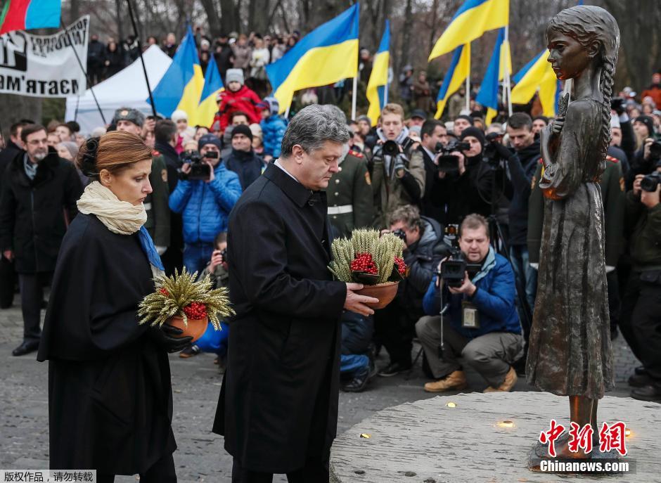 當(dāng)?shù)貢r間2014年11月22日，烏克蘭基輔，民眾舉行儀式紀(jì)念1932-1933烏克蘭大饑荒81周年
