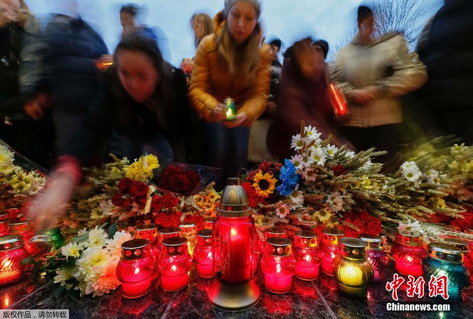 當(dāng)?shù)貢r間2014年11月22日，烏克蘭基輔，民眾舉行儀式紀(jì)念1932-1933烏克蘭大饑荒81周年