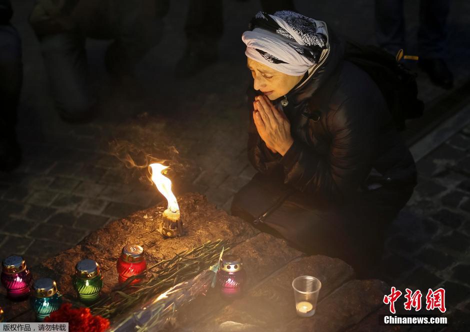 當(dāng)?shù)貢r間2014年11月22日，烏克蘭基輔，民眾舉行儀式紀(jì)念1932-1933烏克蘭大饑荒81周年