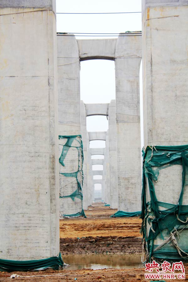 目前附近居民認(rèn)為“照目前的施工狀況看，年底主體完工已不太可能”。