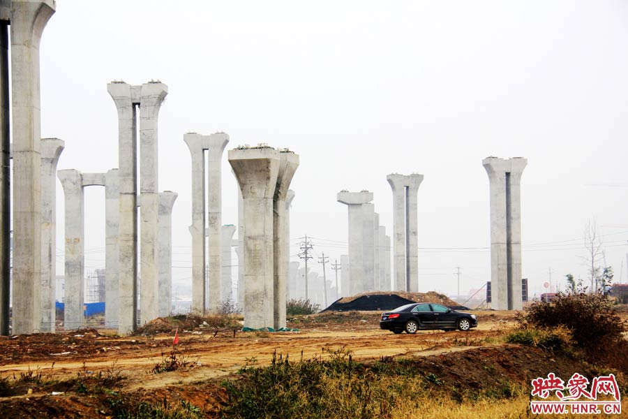 施工項(xiàng)目部偶爾會有車輛來往。
