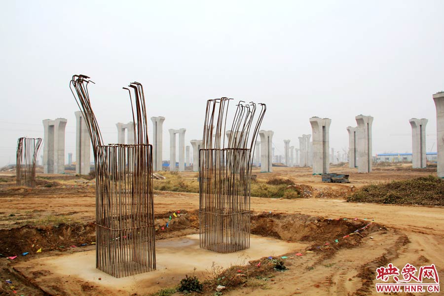 位于鄭州市南四環(huán)的京廣快速路南延工程已經(jīng)停工數(shù)月，現(xiàn)場幾百根橋墩已經(jīng)架起，場面甚是“震撼”。