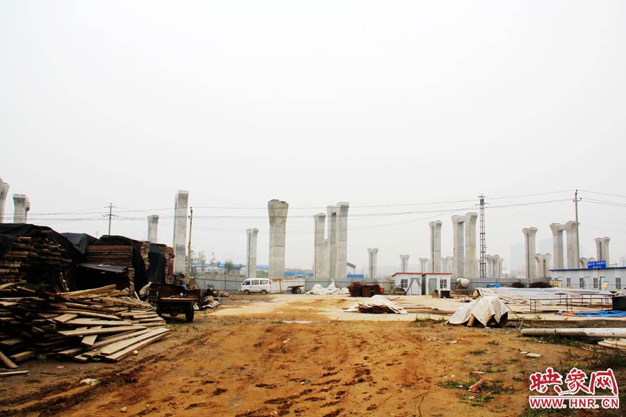 項(xiàng)目已經(jīng)停工數(shù)月，施工工地上很難見到工人，設(shè)備也很少。