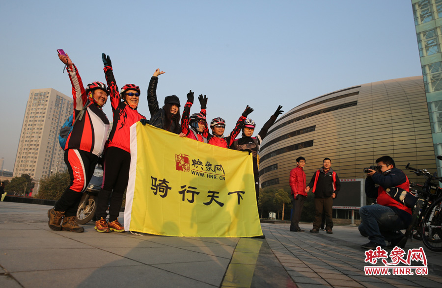 映象網(wǎng)騎行天下的車友，快樂寫在臉上