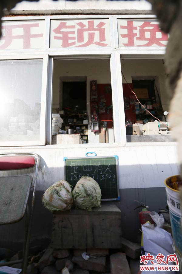 一家開鎖的商戶掛了一個牌子，上面寫著“里面有人”，提醒市民這里正常營業(yè)。