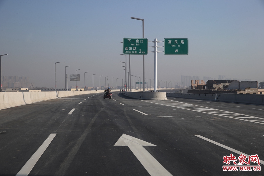 西三環(huán)方向與富民路出口。