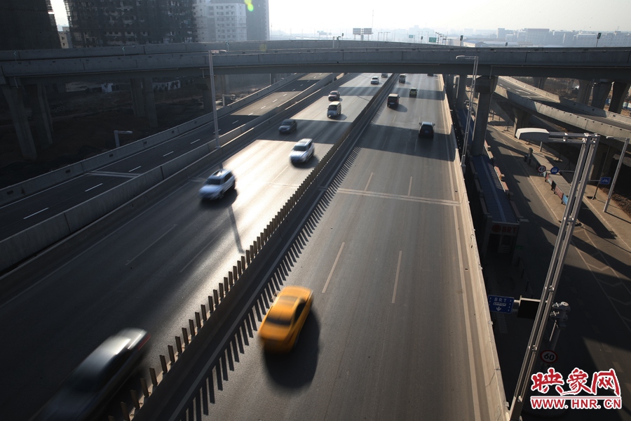 西三環(huán)從隴海高架下穿過。