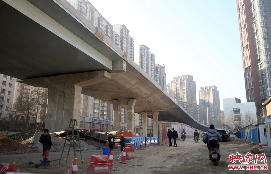 由西向東方向，嵩山南路出口以東，仍在緊張施工中。