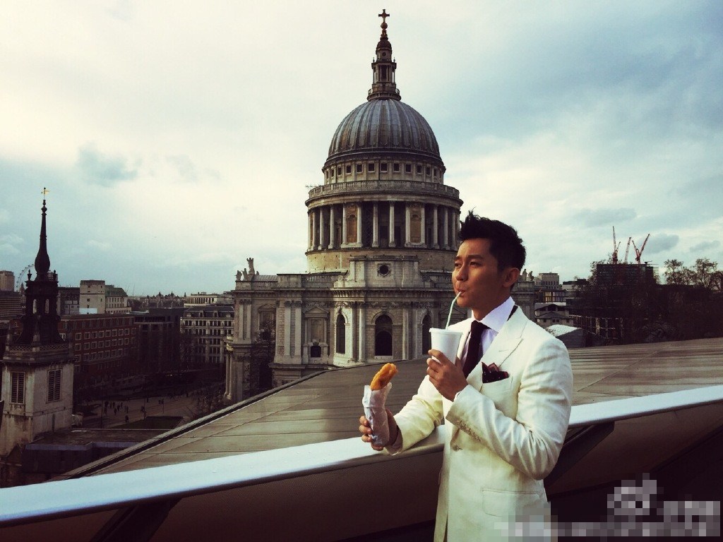 李晨街頭吃油條自嘲：沒(méi)錢也要任性