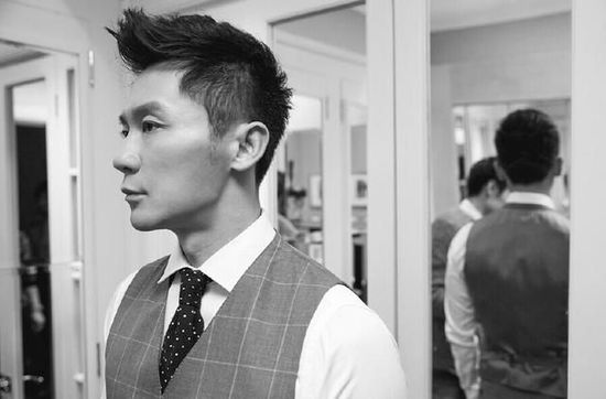 李晨街頭吃油條自嘲：沒(méi)錢也要任性