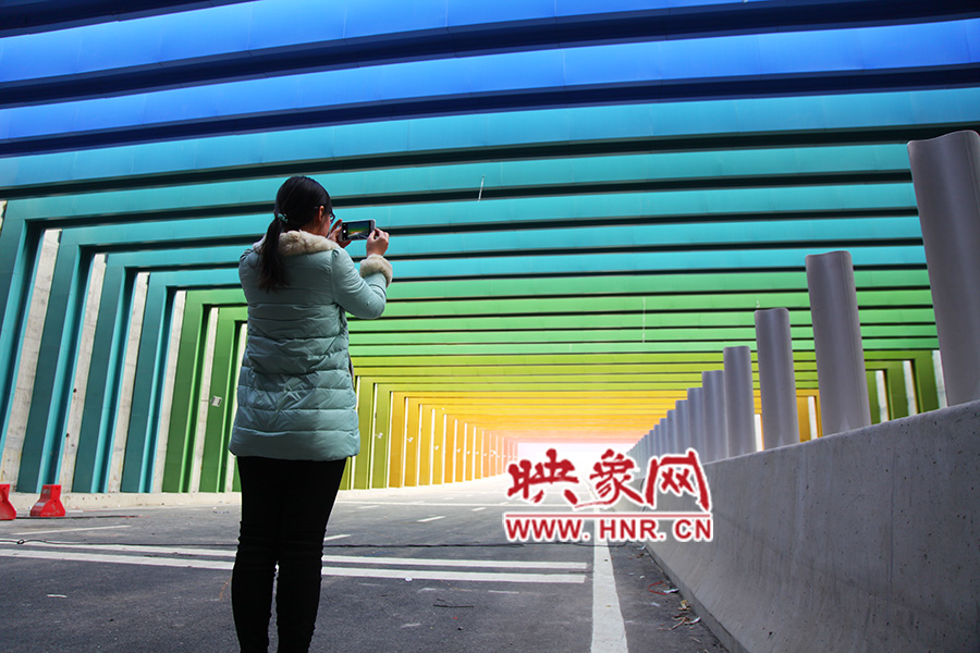 一女孩拿出手機拍照。