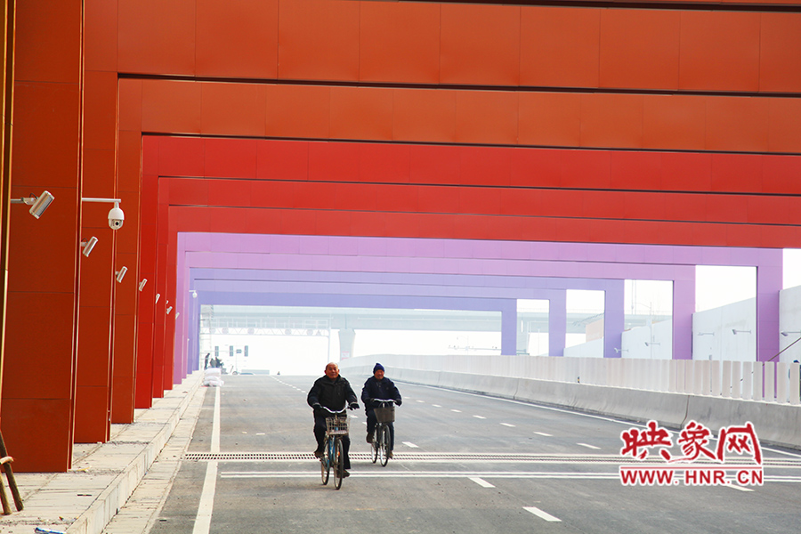 兩位老人騎自行車通過。