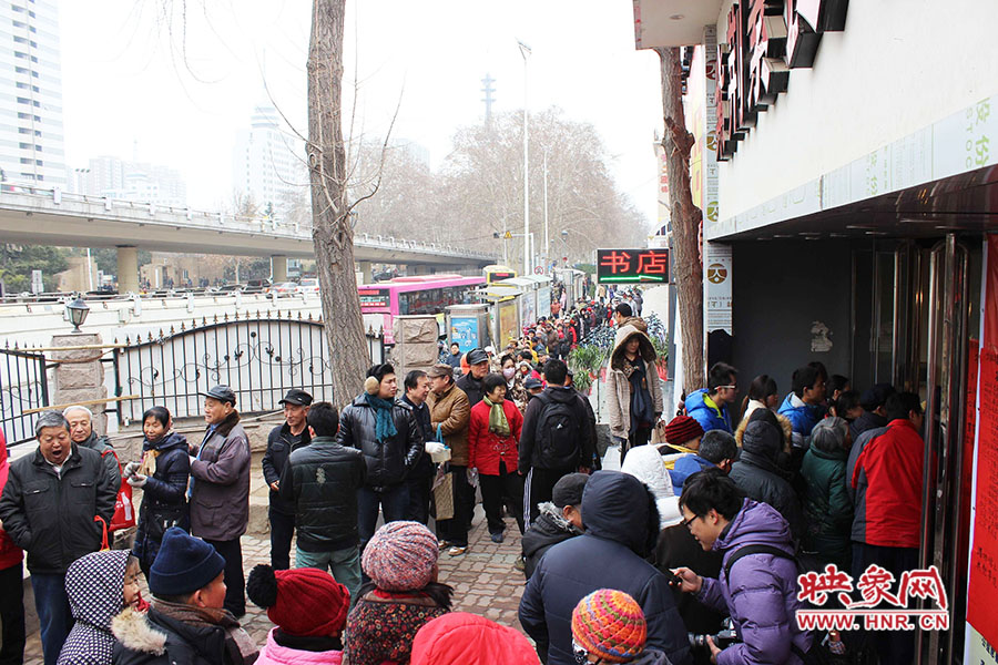 施粥現(xiàn)場排起近百米長隊。