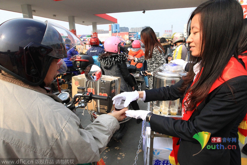 2015年2月10日，廣東佛山，順德龍山加油站為返鄉(xiāng)摩托車免費加油。