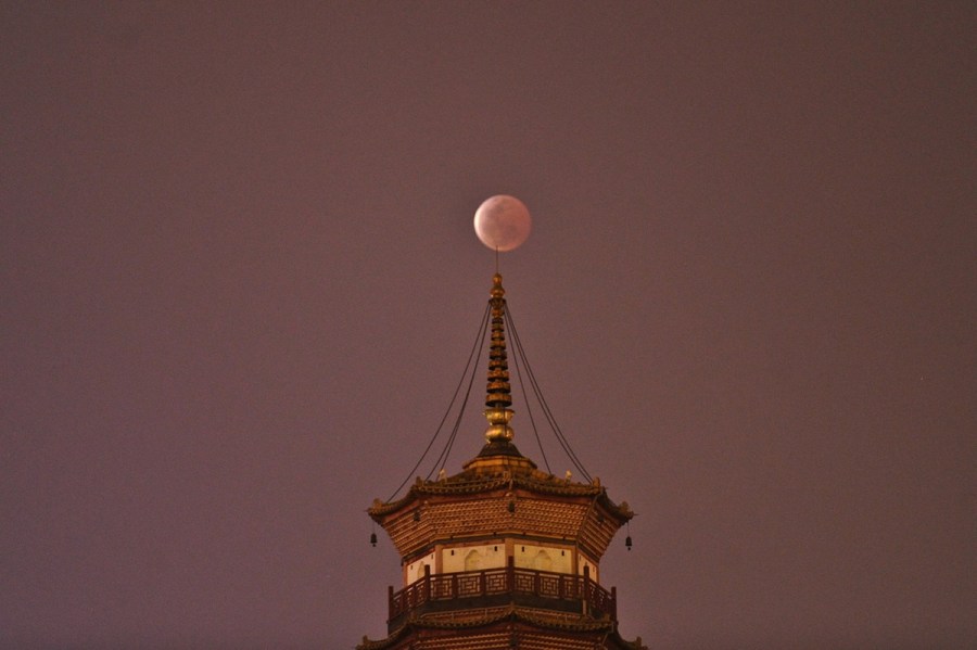4月4日，廣東省廣州市，月全食與赤崗塔。（二次曝光）石榴/CFP