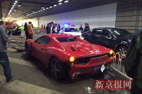 一輛蘭博基尼與一輛法拉利發(fā)生事故，現(xiàn)場狀況慘烈