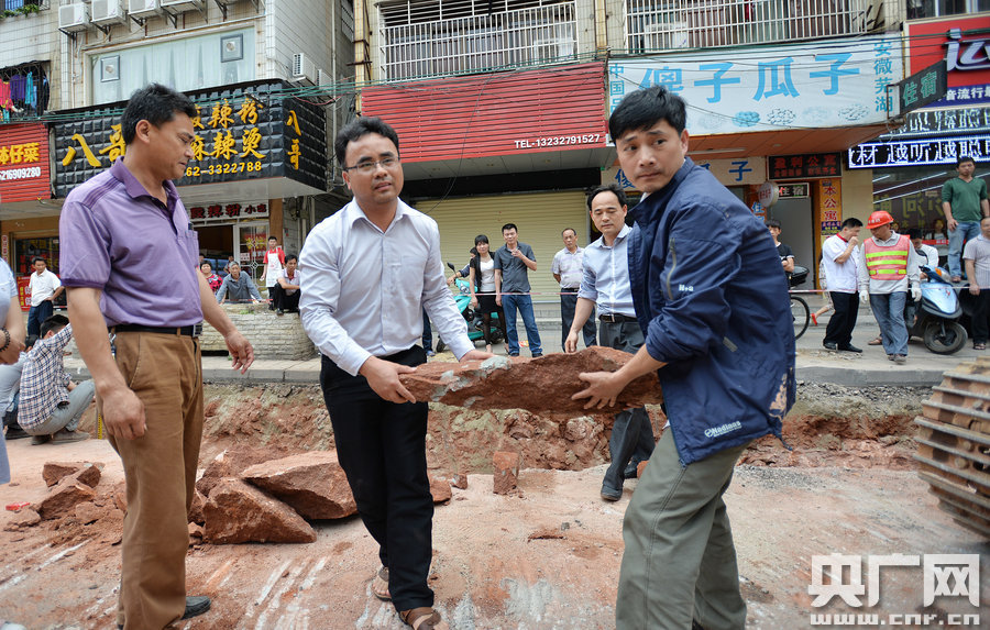 一旦發(fā)現(xiàn)恐龍蛋化石，及時(shí)上報(bào)，通知公安和文物部門進(jìn)行保護(hù)。