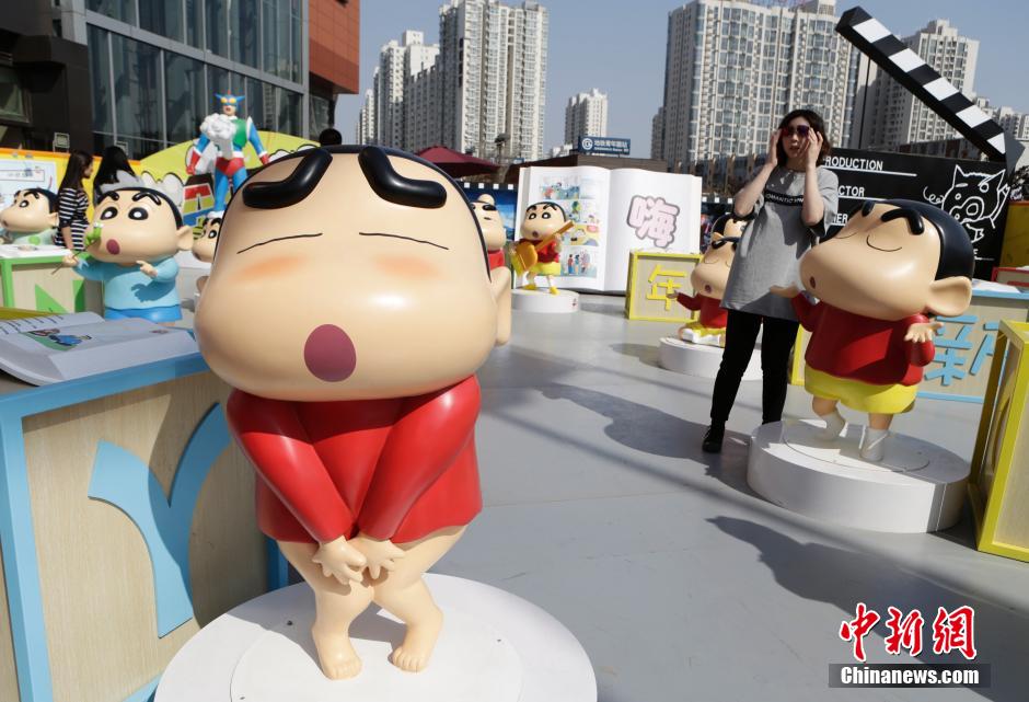 4月22日，游客參觀蠟筆小新特展?！跋灩P小新25周年紀(jì)念特展”日前在北京開展