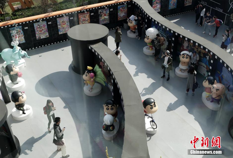 4月22日，游客與蠟筆小新合影?！跋灩P小新25周年紀(jì)念特展”日前在北京開展，吸引了不少市民游客。