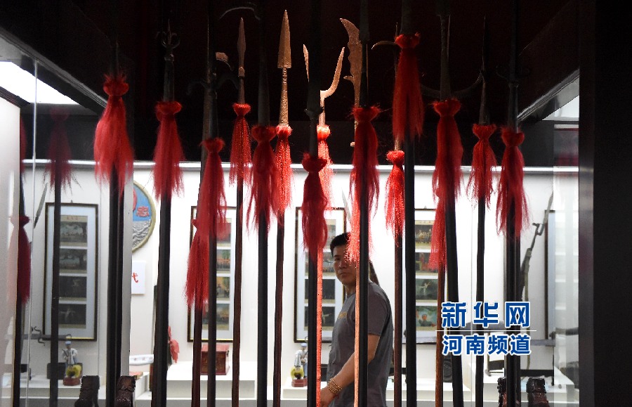 4月26日，參觀者在兵器展覽館內(nèi)參觀。