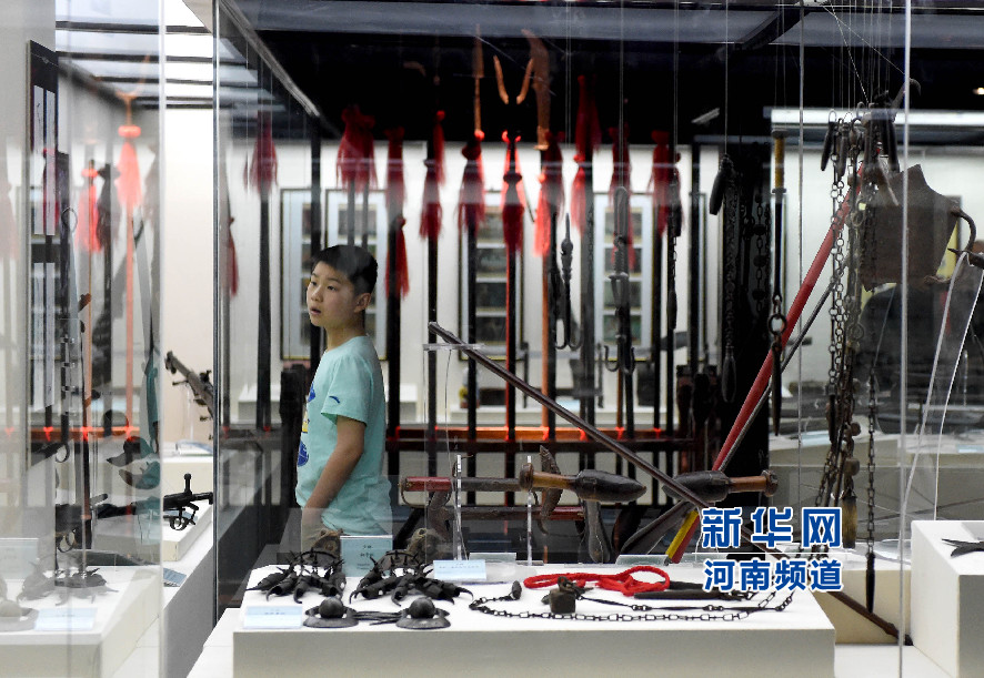 4月26日，參觀者在兵器展覽館內(nèi)參觀。