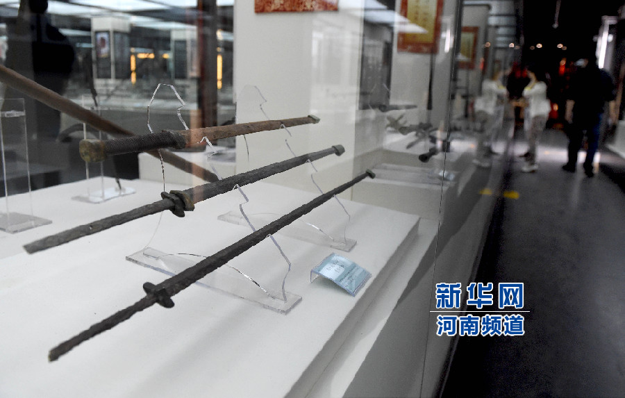 4月26日，參觀者在兵器展覽館內(nèi)參觀。