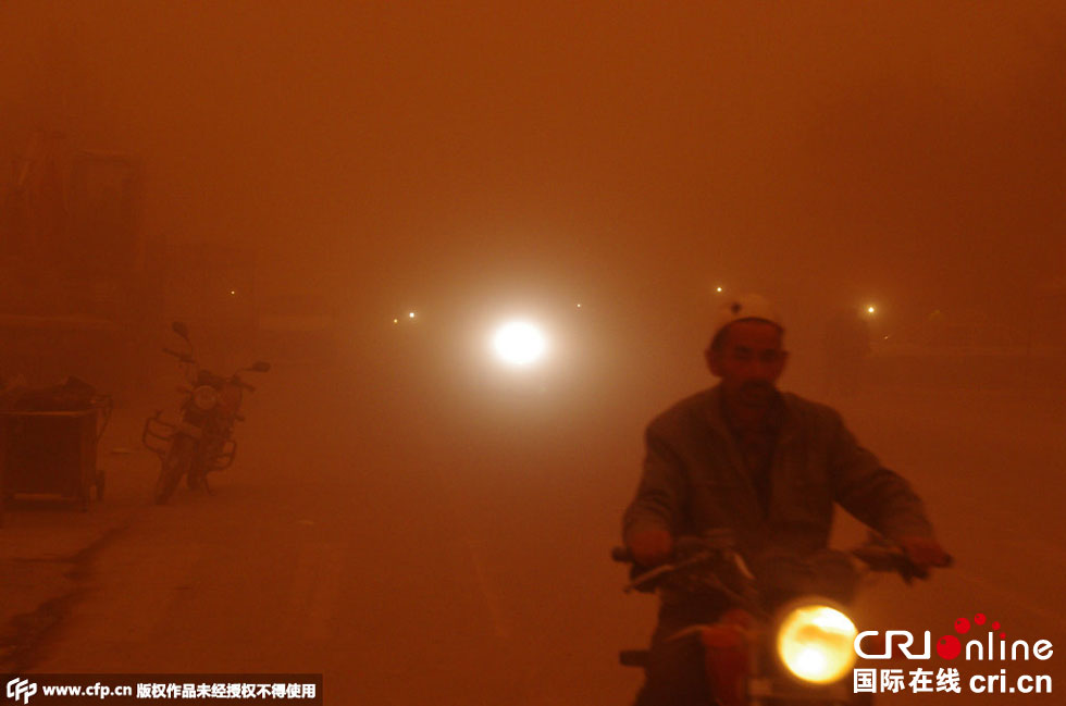 巴扎上的行人紛紛回家?！D片來源：CFP