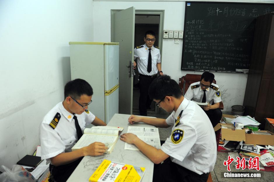 武漢高校“勵(lì)志保安團(tuán)” 集體考上研究生