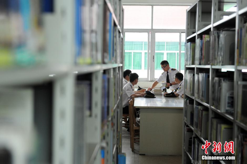 5月8日，武漢輕工大學(xué)保安吳濤、江力、黃凱、萬文杰在圖書館學(xué)習(xí)中。中新社發(fā) 張暢 攝