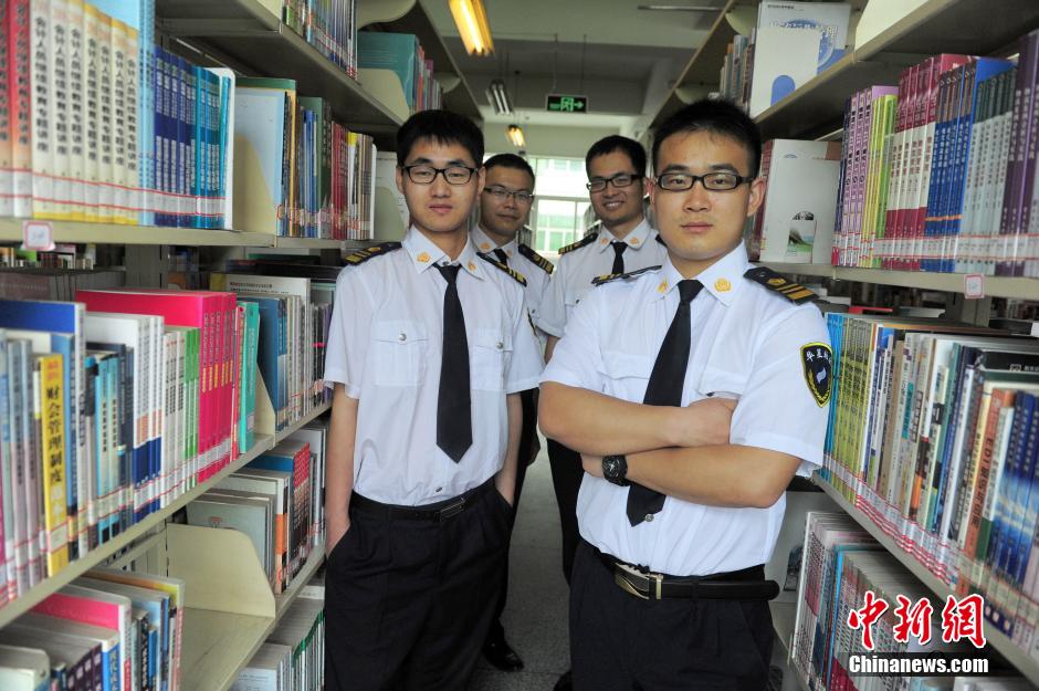 　5月8日，武漢輕工大學(xué)圖書館保安吳濤、江力、黃凱、萬文杰。中新社發(fā) 張暢 攝