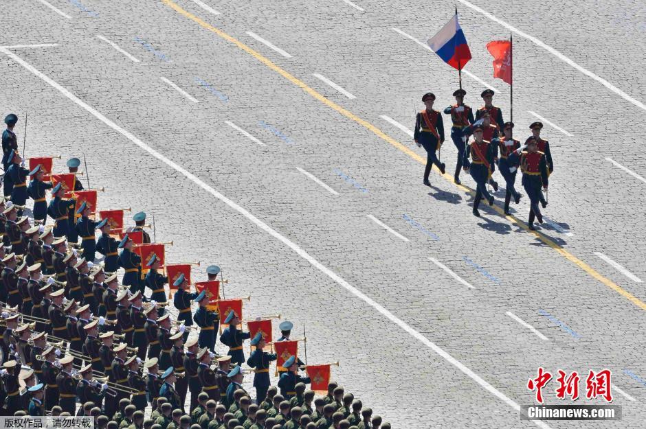 圖為俄羅斯國旗從受閱部隊前經(jīng)過。