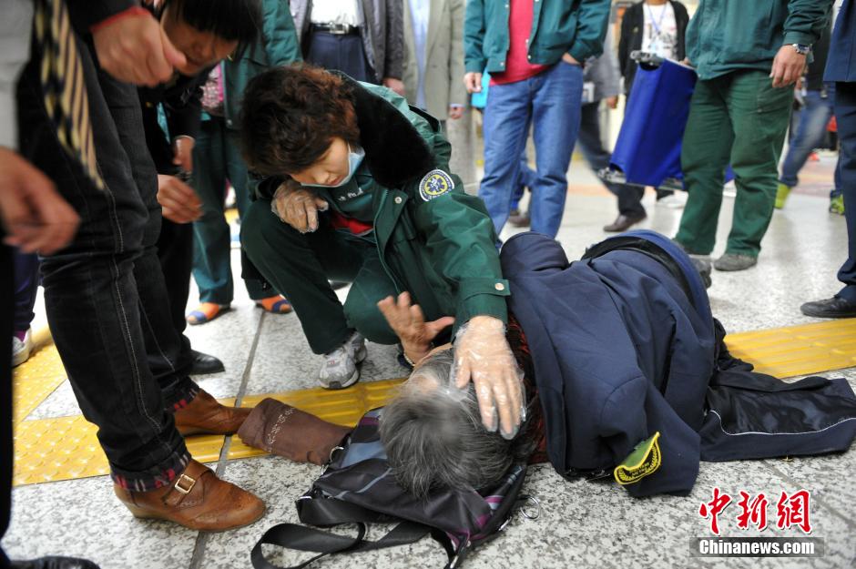 74歲老太地鐵站臺(tái)摔倒稱“有老保，不訛人”