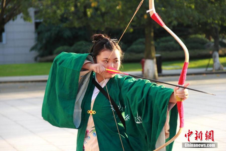 練習(xí)射箭的胡雅潔。