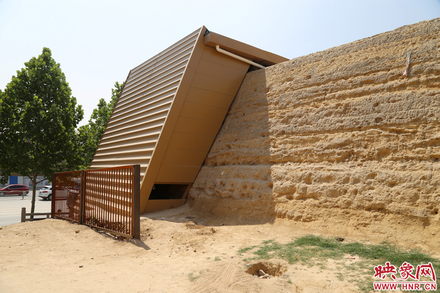 千年商都遺址仿佛披上“黃金甲”。