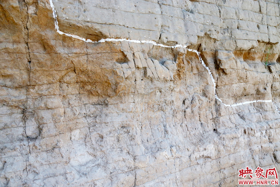 待工程開放后，游客走進(jìn)城墻內(nèi)部，可以看到商代的紅色夯土層、戰(zhàn)國時(shí)期的白色夯土層。