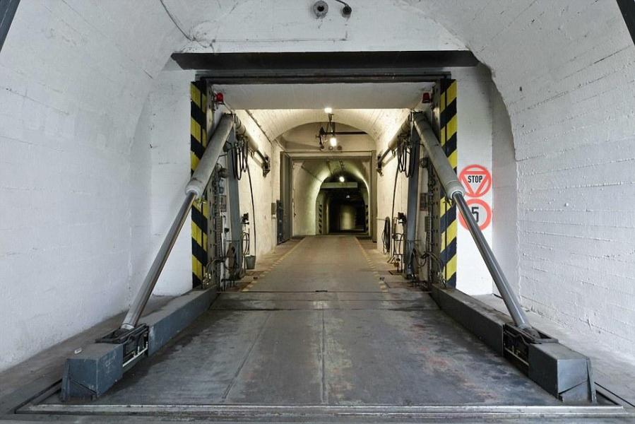 圖為地堡內(nèi)的通道，皆配備攝像頭。