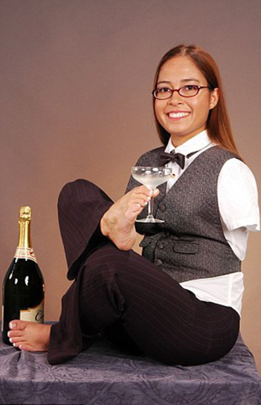 美國“勵(lì)志姐”天生無雙臂 用腳開飛機(jī)彈鋼琴