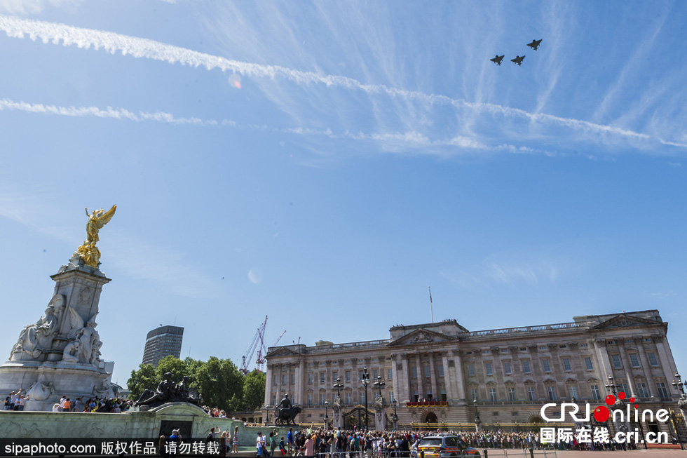 數(shù)架颶風(fēng)噴火戰(zhàn)斗機和臺風(fēng)戰(zhàn)斗機編隊飛躍白金漢宮上空，參加了紀(jì)念儀式。