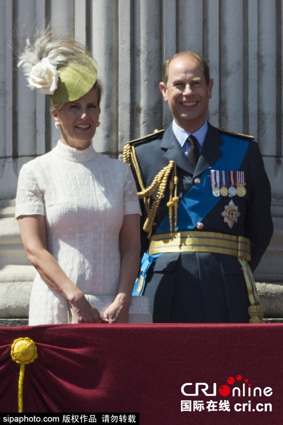 英國女王伊麗莎白二世攜眾王室成員觀看空軍飛行表演。