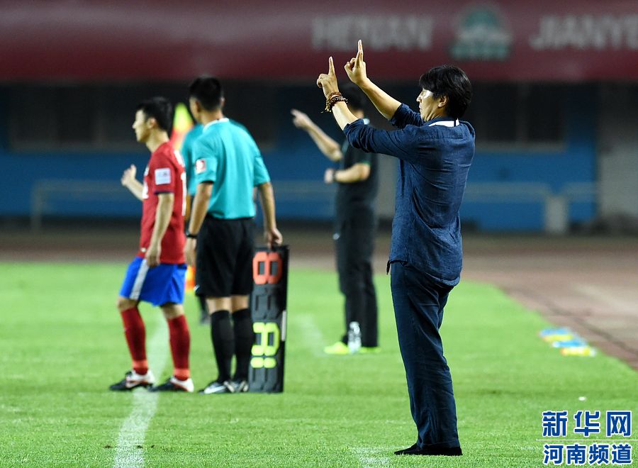 7月19日，河南建業(yè)隊(duì)主教練賈秀全（右一）在場邊指揮。