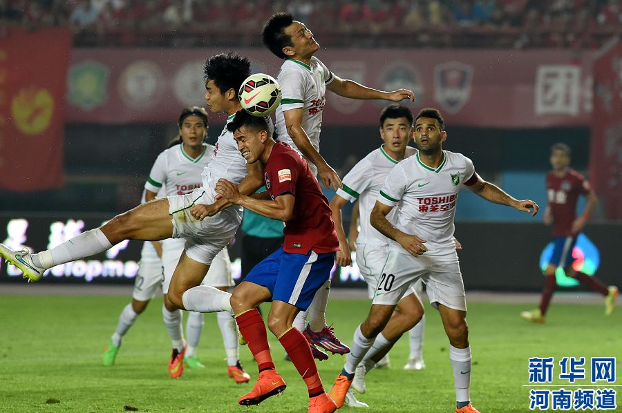 7月19日，河南建業(yè)隊(duì)球員哈維爾（前排左二）在比賽中與對(duì)手爭搶頭球。