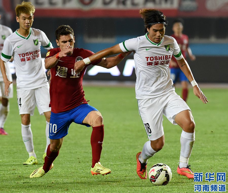 　7月19日，杭州綠城隊(duì)球員趙宇豪（右）在比賽中爭搶。