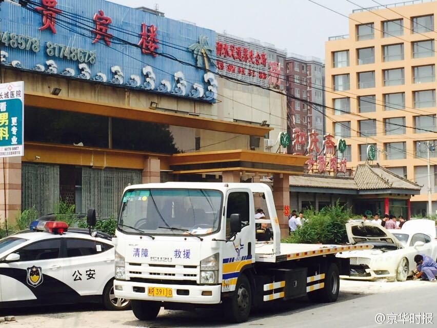 新郎租400萬(wàn)豪車迎親被鞭炮點(diǎn)燃