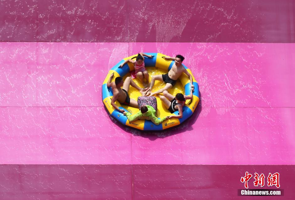 8月1日，民眾扎堆在南京湯山歡樂水魔方水上樂園戲水，享受“冰火兩重天”的涼爽和激情。連日來，中國大部分地區(qū)迎來高溫天氣。