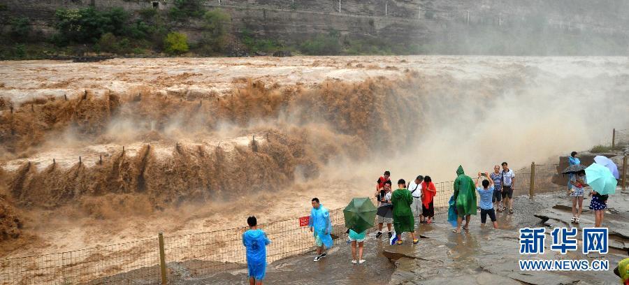 8月2日，游客在山西吉縣黃河壺口瀑布景區(qū)游覽觀瀑。